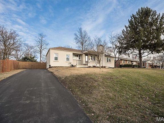 3rd image of 3338 Chaucer Ave