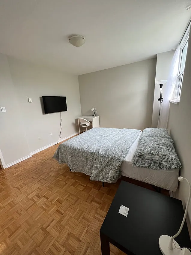 Premium Deluxe - Wellesley St E & Parliament St — Photo 2