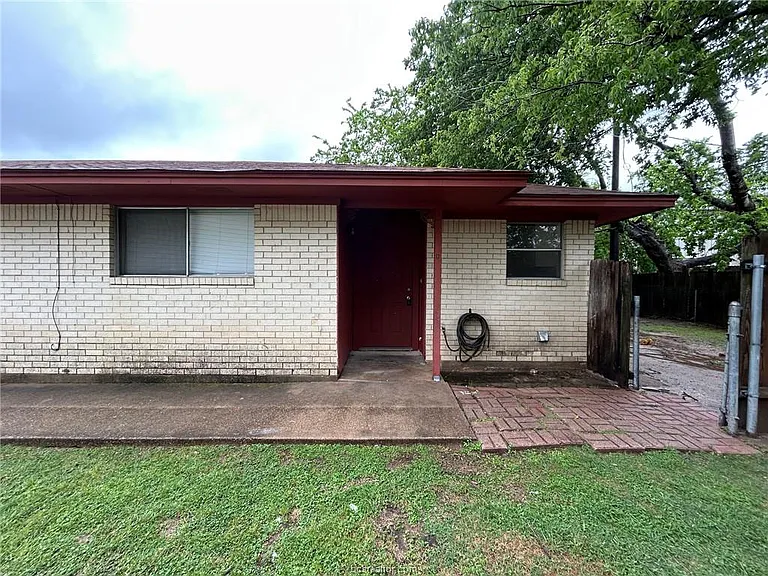 1913 Pine Tree Dr #A — Photo 2