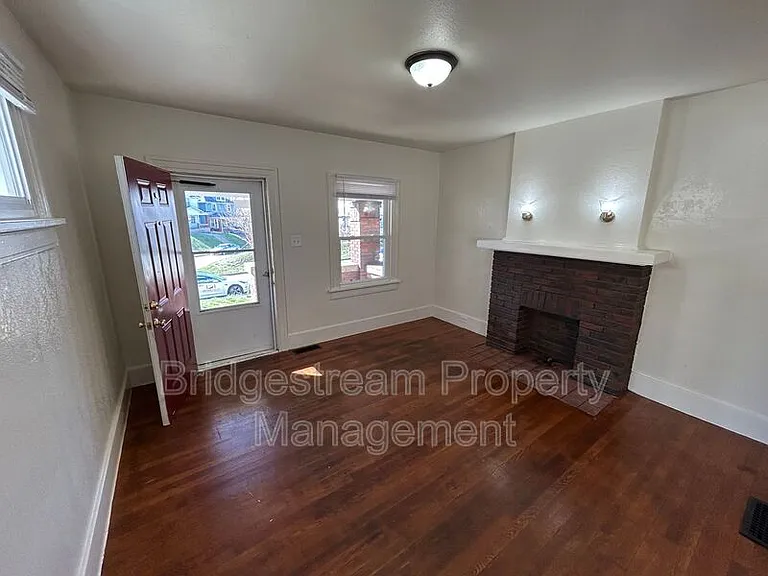 1038 Walnut Hill Pl — Photo 3