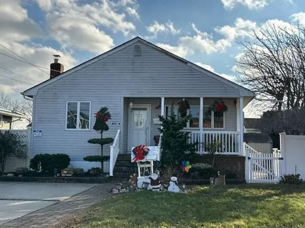 252 N Virginia Ave, Massapequa, NY 11758
