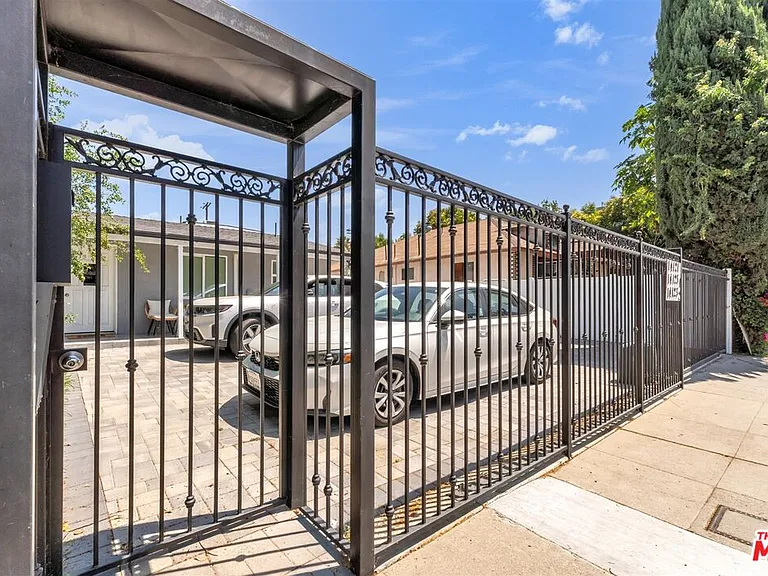 14121 Califa St — Photo 5