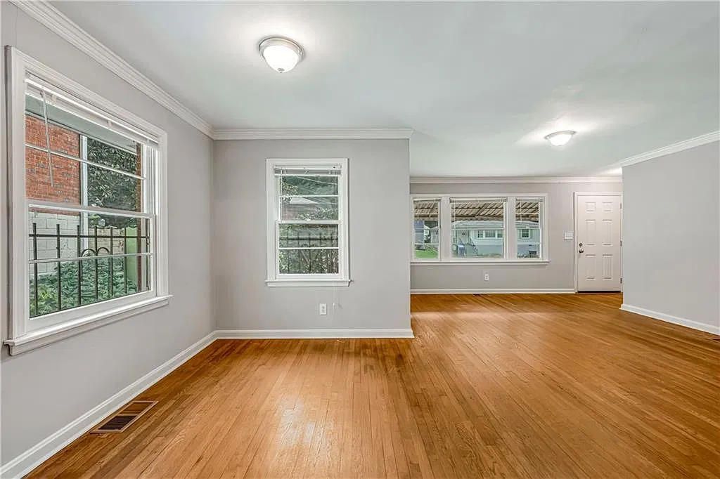 3 bed, 1.0 bath, 1228 sqft, $1,900 — Photo 3