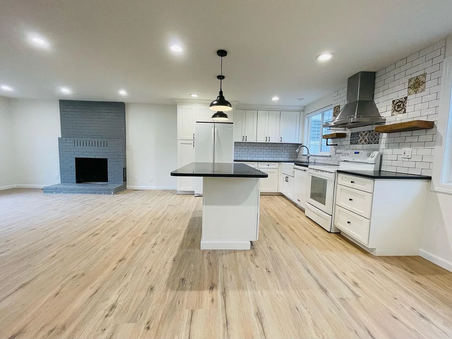 4 bed, 1800 sqft, $3,250 — Photo 2