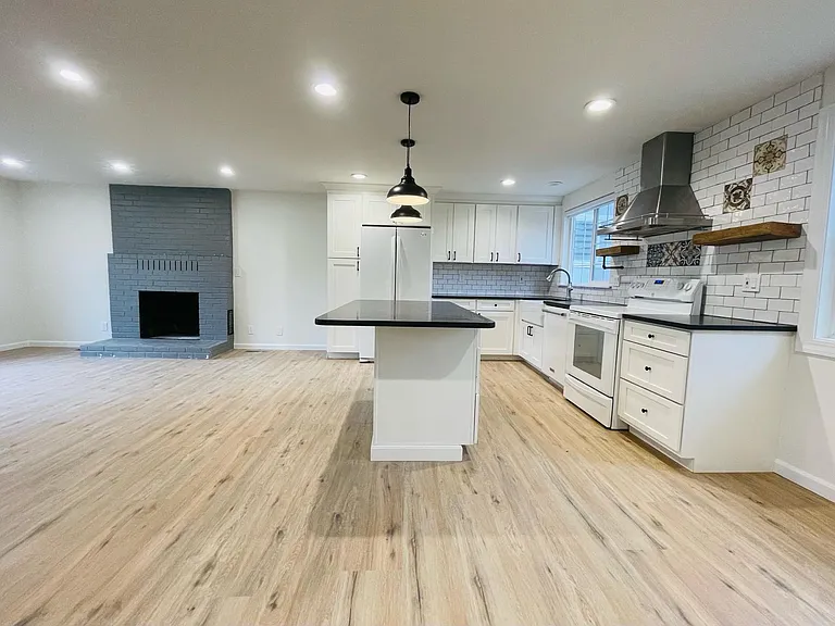 2201 Virginia Ct — Photo 2