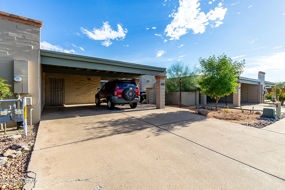 Building Photo - 4254 E La Cienega Dr