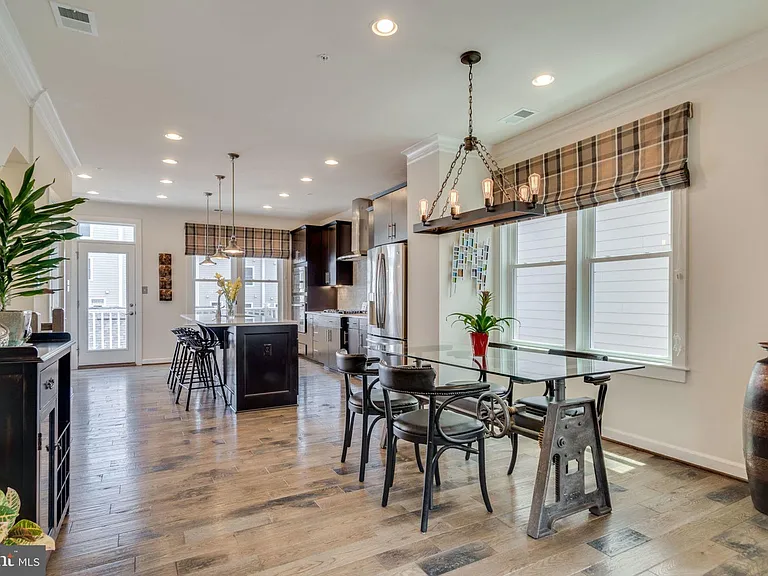 1133 S Monroe St — Photo 10