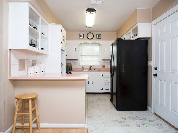 5th image of 112 Sharewood Dr