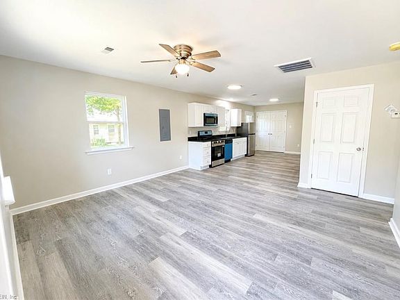 3rd image of 15105 1st St