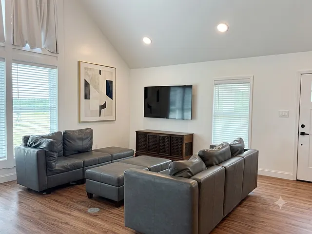 2265 Middle Rd — Photo 3