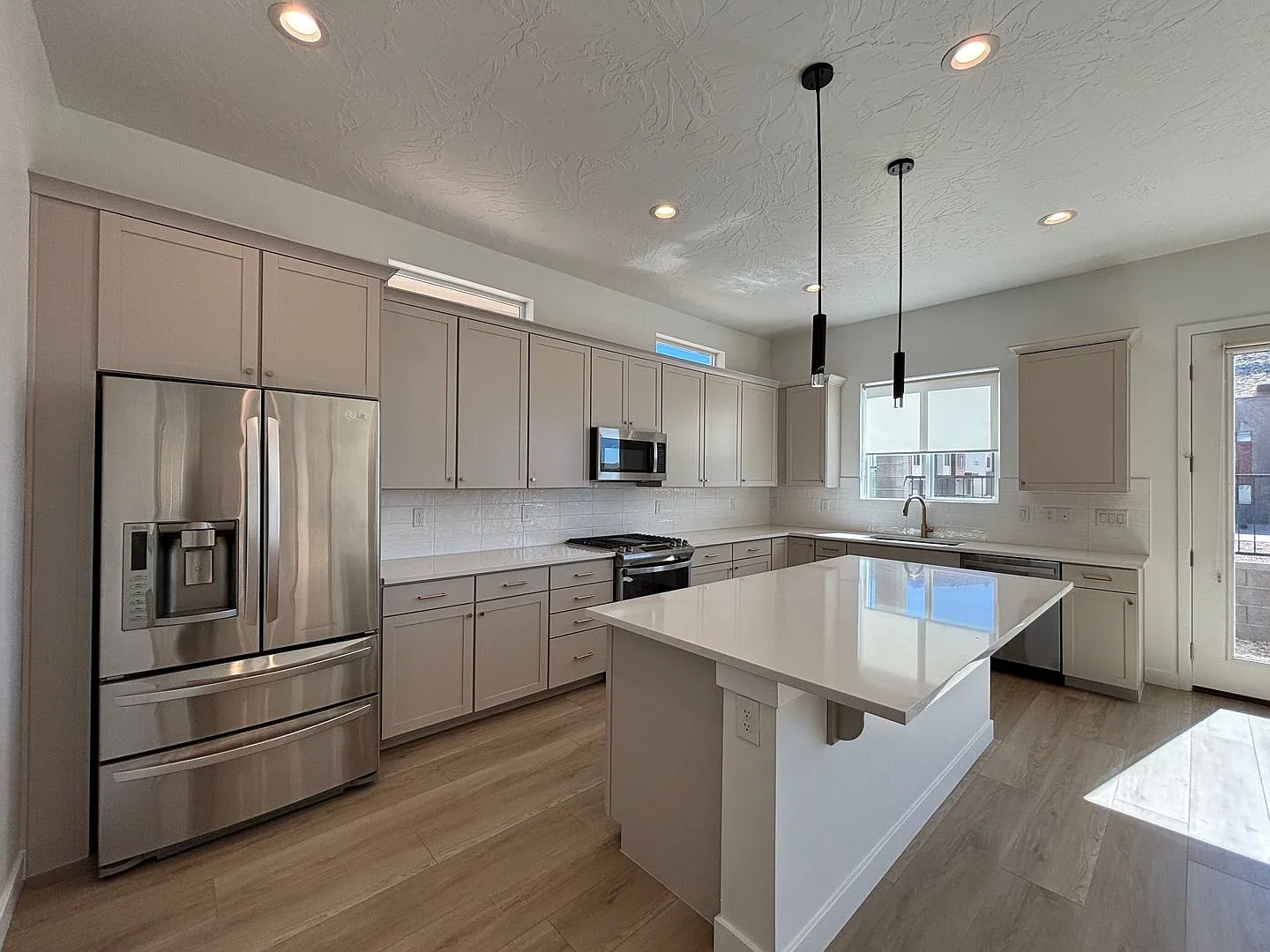 Move In Special - Sept Rent Free! - Spacious Home For Rent! — Photo 3