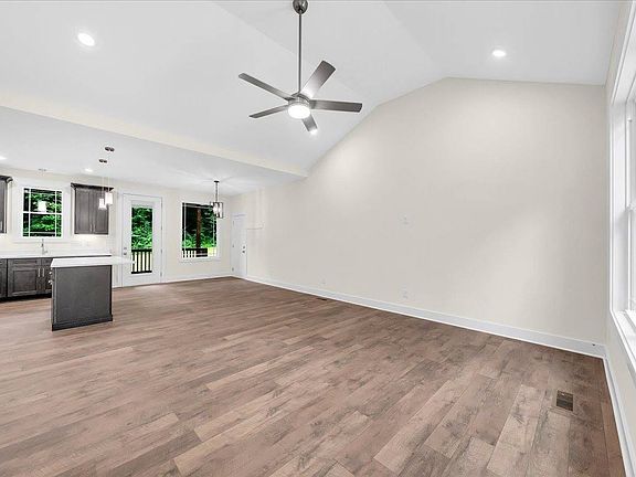 5th image of 634 Mountain View Dr