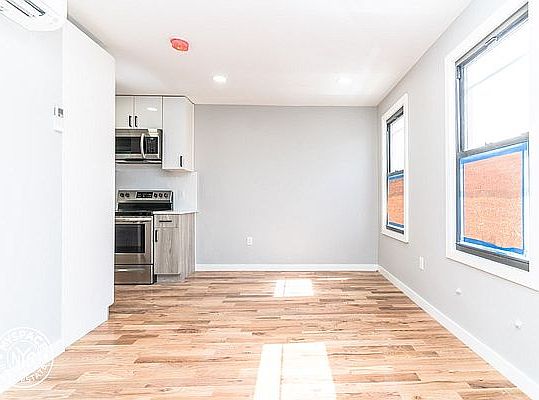 4th image of 2289 Pacific St #2