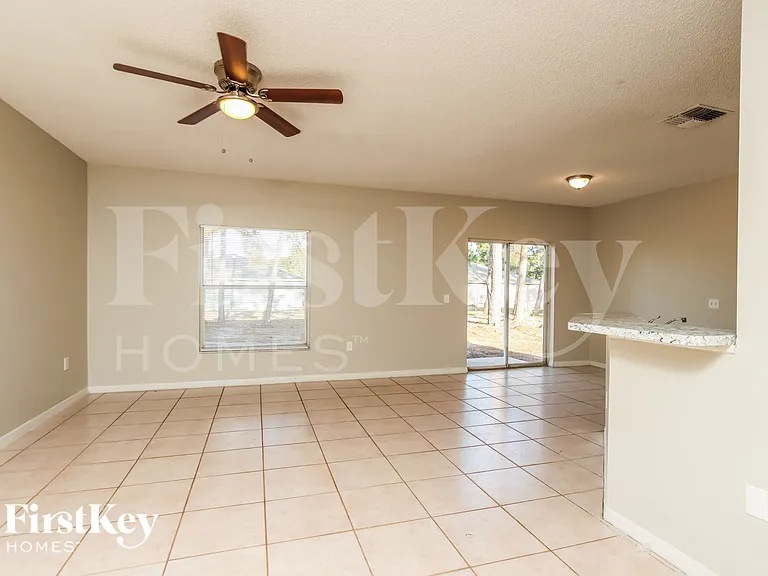 1201 Schumann Dr — Photo 3