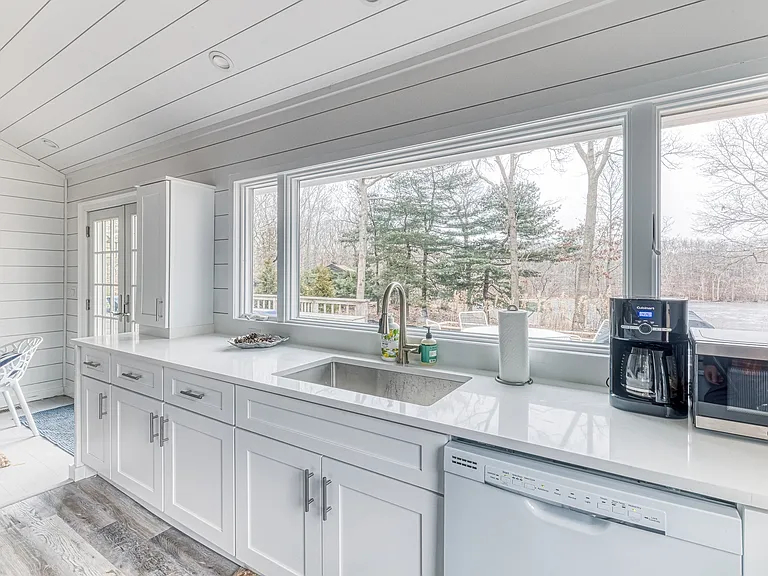 Laurel Ln — Photo 25