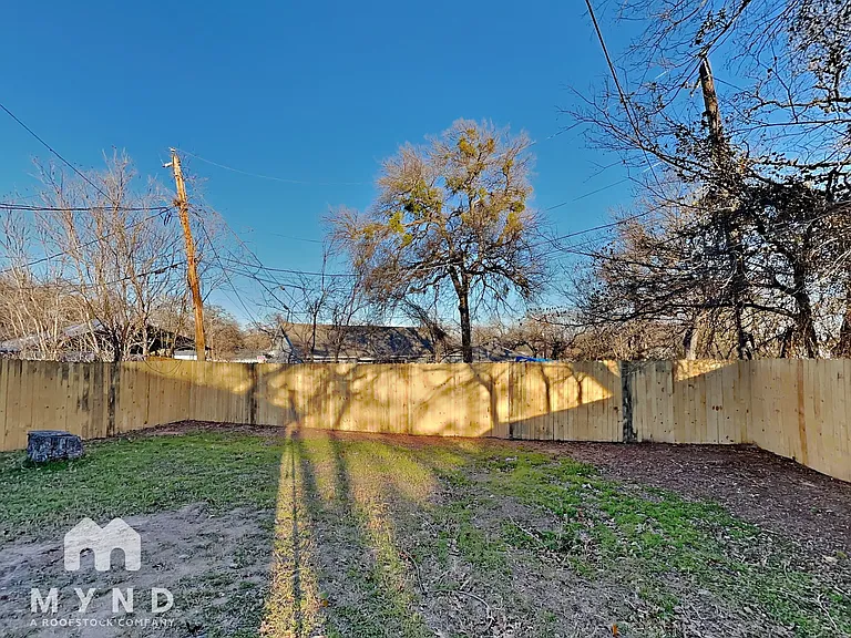 915 Winnie St — Photo 20