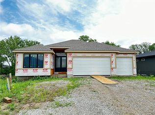 8961 Shady Bend Rd, Lenexa, KS 66227