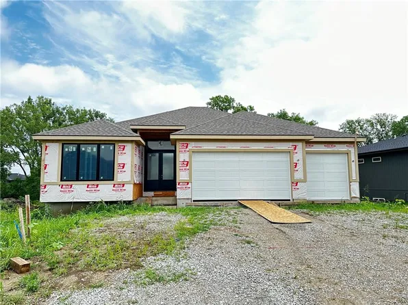 8961 Shady Bend Rd, Lenexa, KS 66227