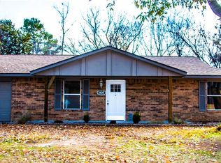 2825 W Meadowlark Dr, Fayetteville, AR 72704