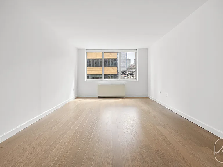 561 10th Ave #5G — Photo 2