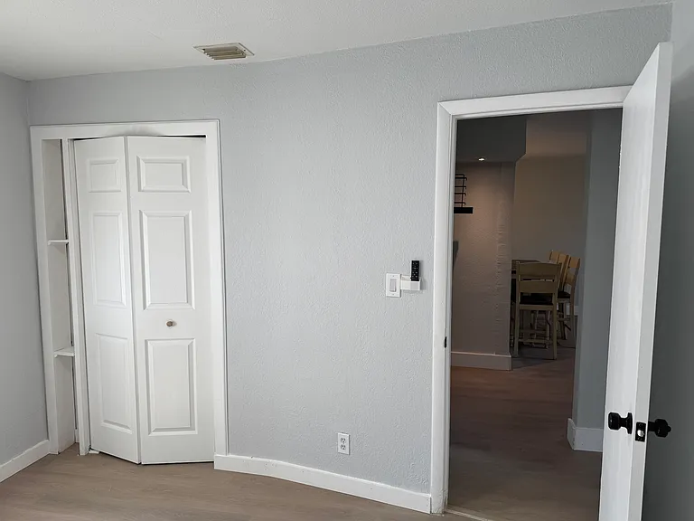 2621 NE 8th Ave — Photo 10