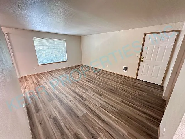 Charming 2-Bedroom Multiplex in Portland with Cozy 862 Sq Ft Layout - Perfect for Urban Living! — Photo 2