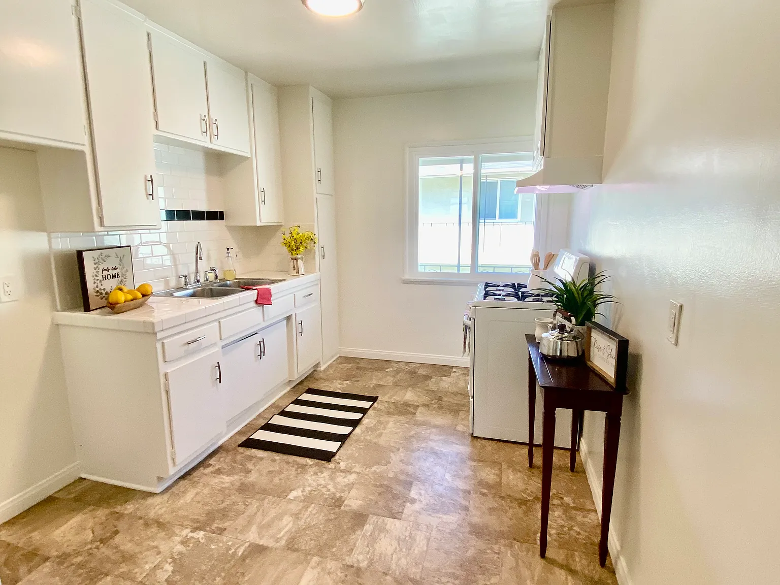 914 E Imperial Ave — Photo 2