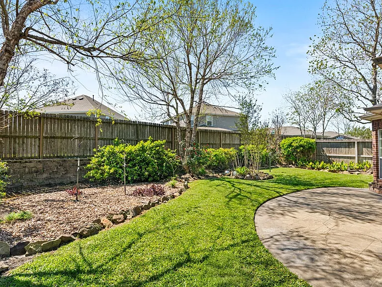 20698 Oakhurst Meadows Dr — Photo 37