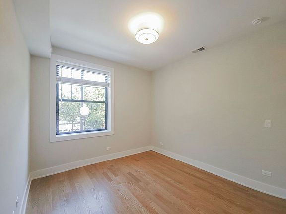 5th image of 2028-10 W Montrose Ave #2A