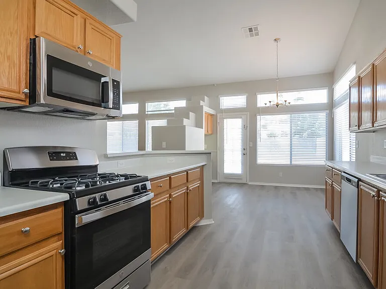 698 Senator Ct — Photo 7