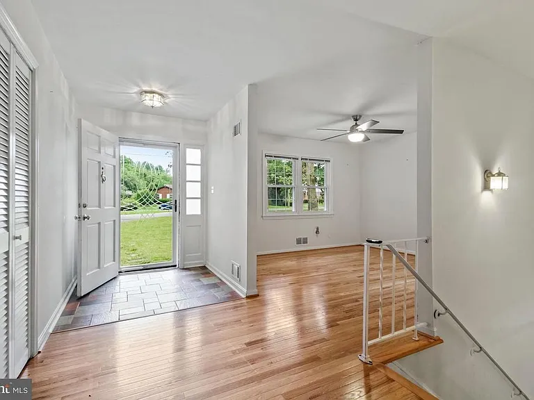 14908 Claude Ln — Photo 2