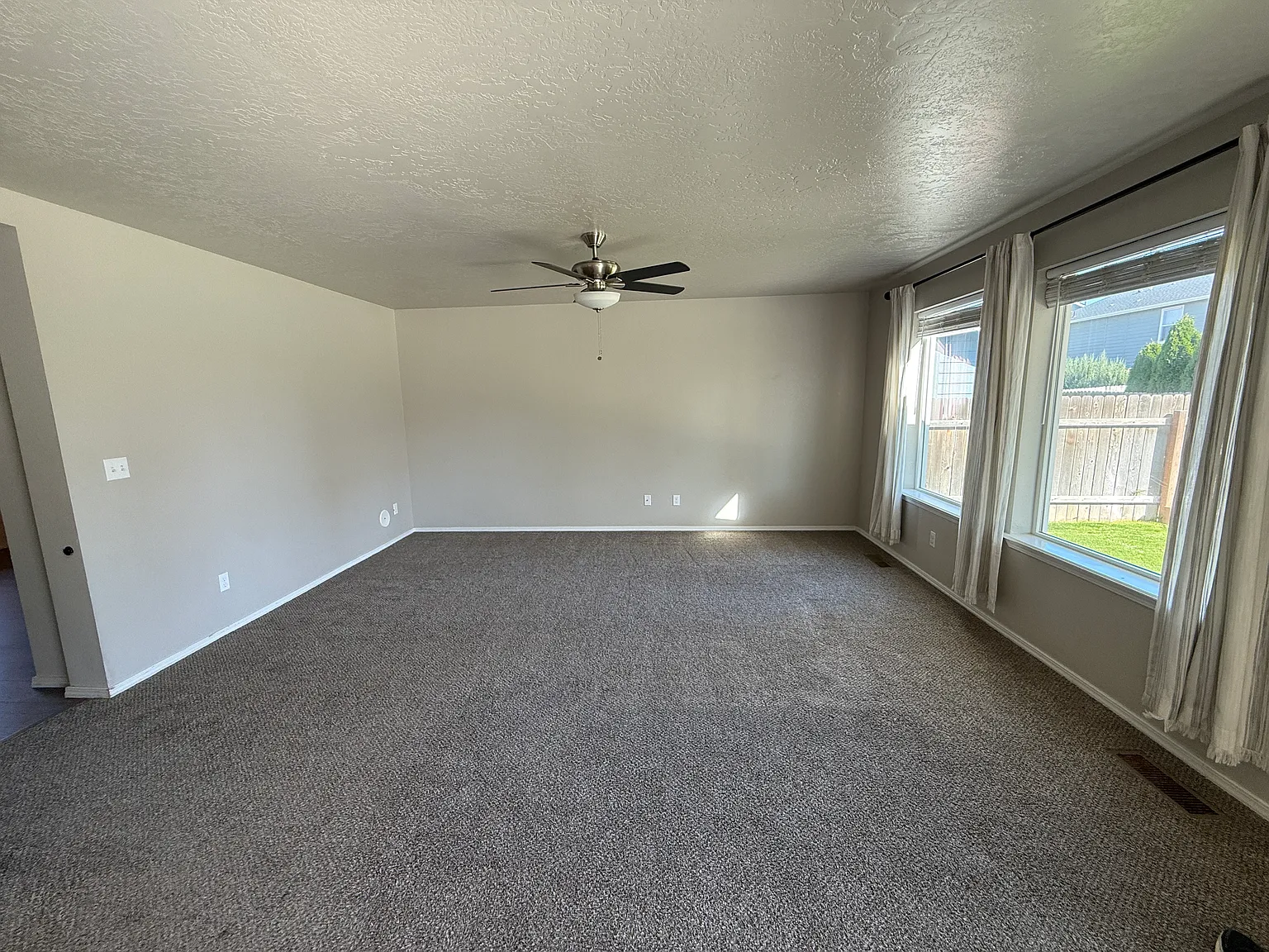 4 bed, 2054 sqft, $2,600 — Photo 3