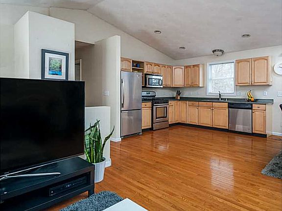 4th image of 80 Allendale Ave