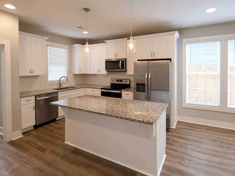 1108 Woodland Cir — Photo 3