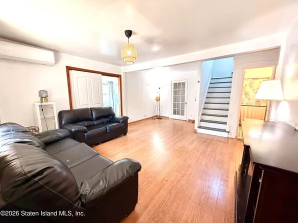 130 Hillcrest Ter, Staten Island, NY 10305