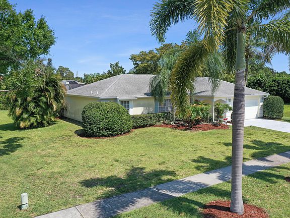 3rd image of 527 NE Solida Cir