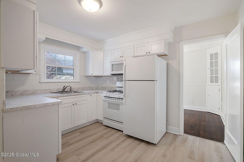 3rd image of 27 Crescent Drive