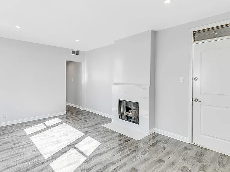 Oakhurst Apartments — Photo 11
