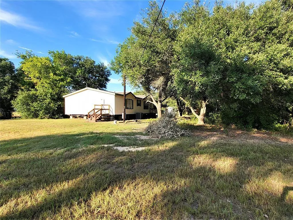 3 bed, 2.0 bath, 1800 sqft, $1,750 — Photo 2