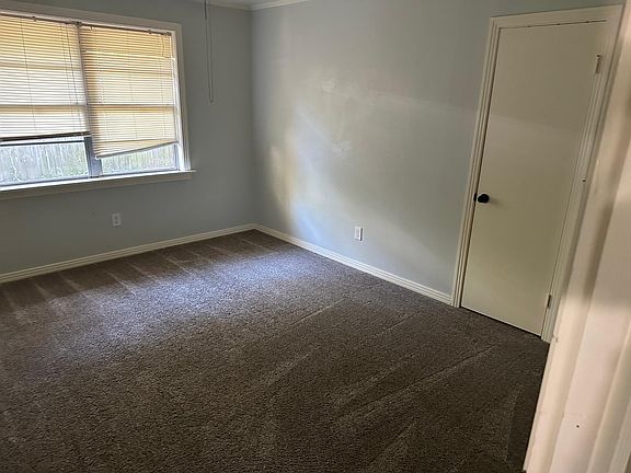 2nd image of 109 N Bledsoe St