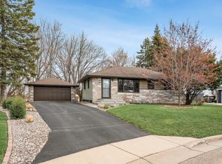 429 Guthrie Ct N, Oakdale, MN 55128