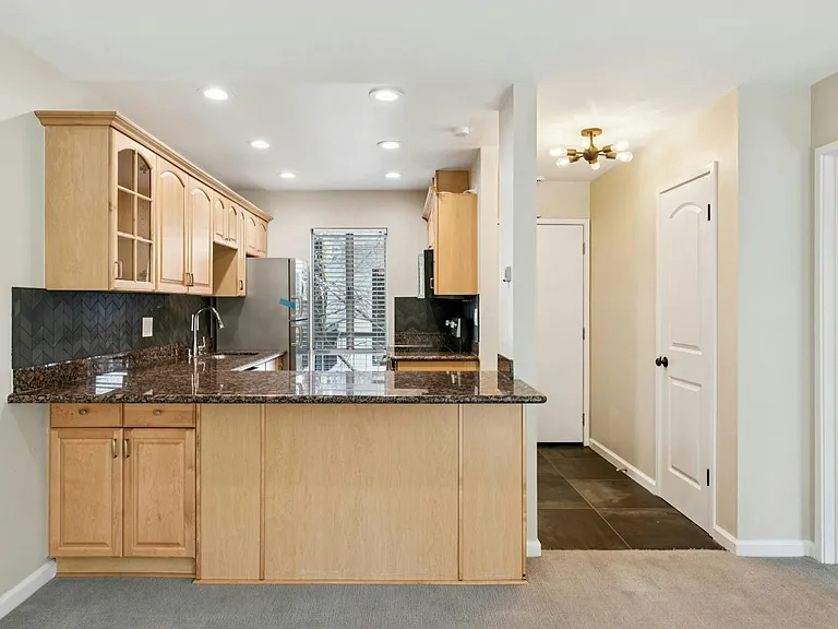 1411 Creekside Dr #28 — Photo 4