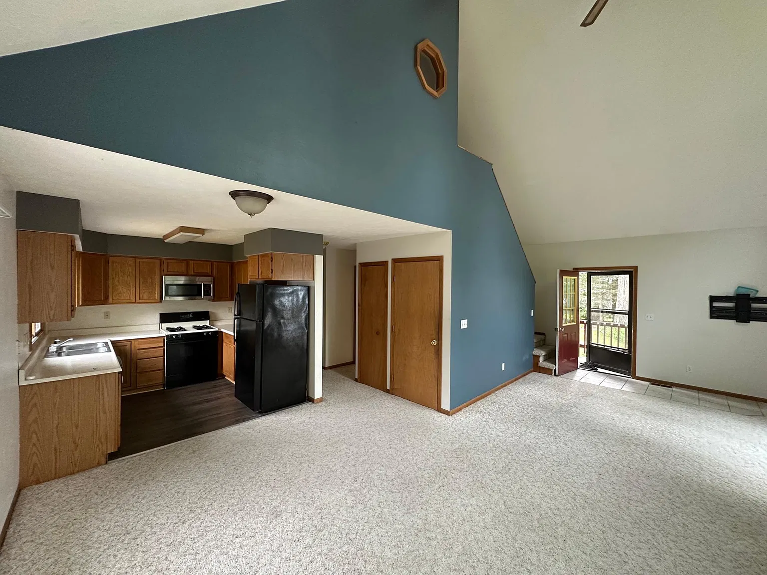 540 E State St — Photo 4