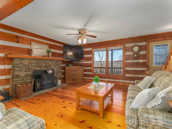 28 Enchanted Ln, Waynesville, NC 28786