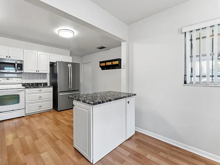 2711 W Heiter St — Photo 4