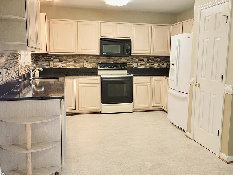 67 Berkshire Dr — Photo 7