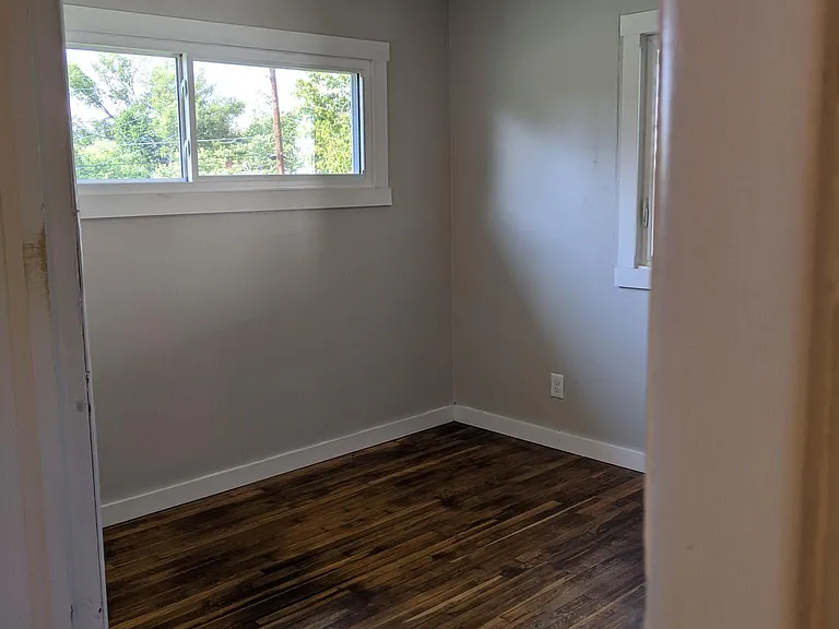 900 Gertrude Ave — Photo 5