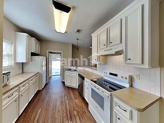 4th image of 13541 Lake Breeze Ln