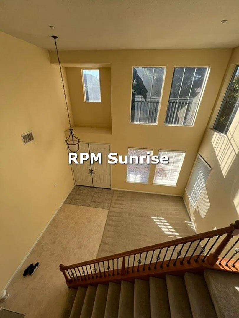 Spacious 5BR/2.5BA Home in Brentwood Open Floor Plan, High Ceilings — Photo 4