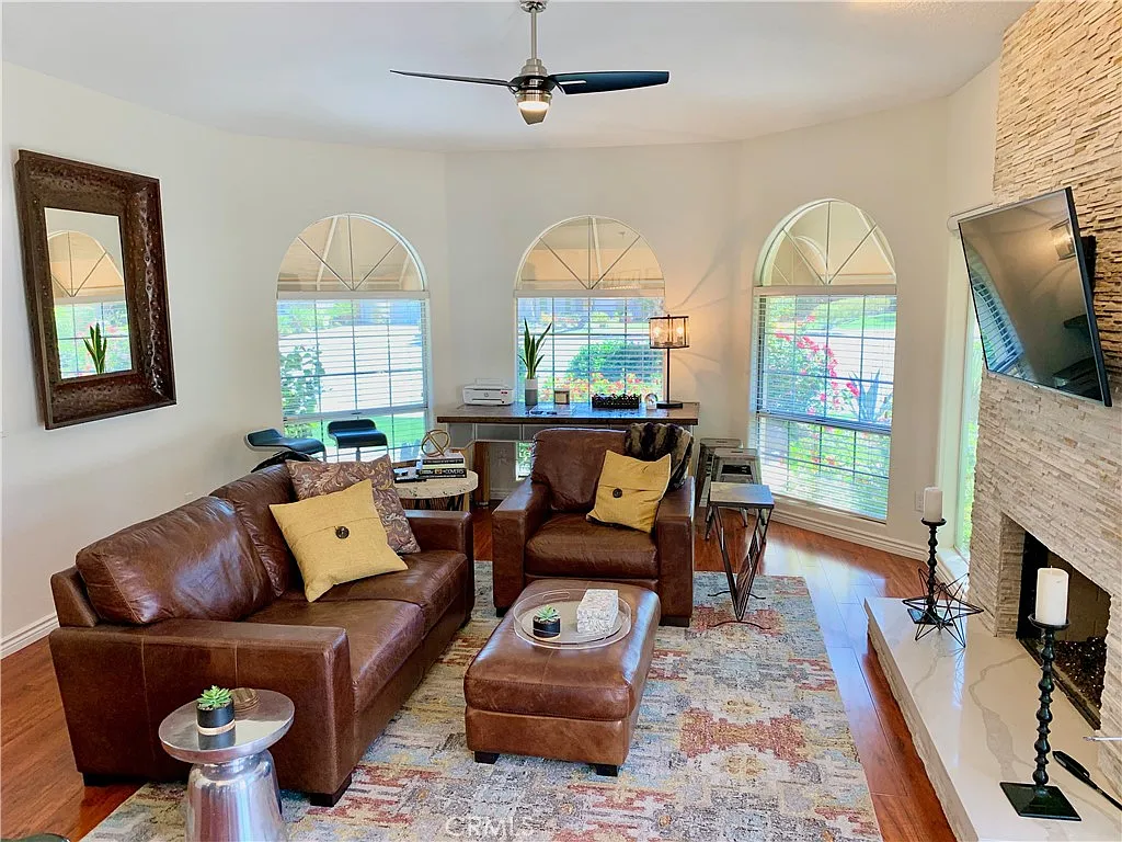 3 bed, 2.5 bath, 2181 sqft, $10,600 — Photo 4